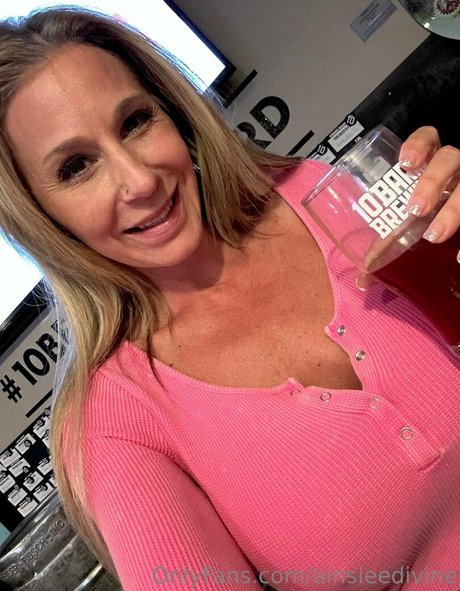 ainsleedivine onlyfans ass