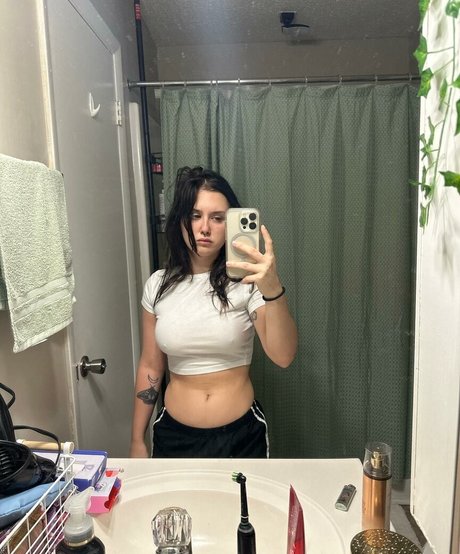 moms onlyfans top selfie