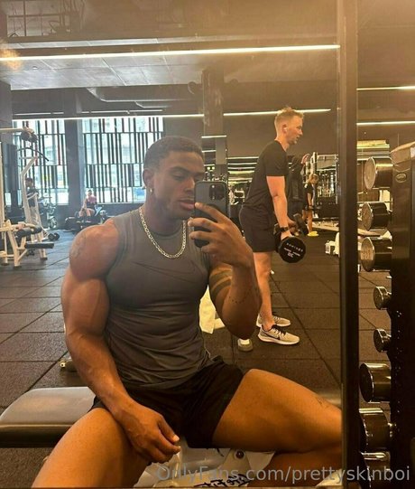 prettyskinboi topless onlyfans