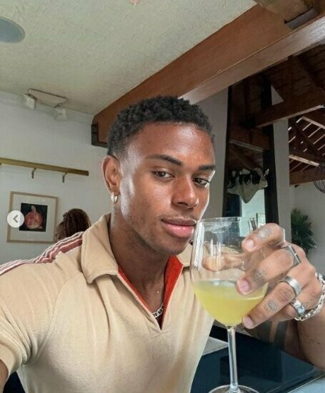 prettyskinboi  artwork