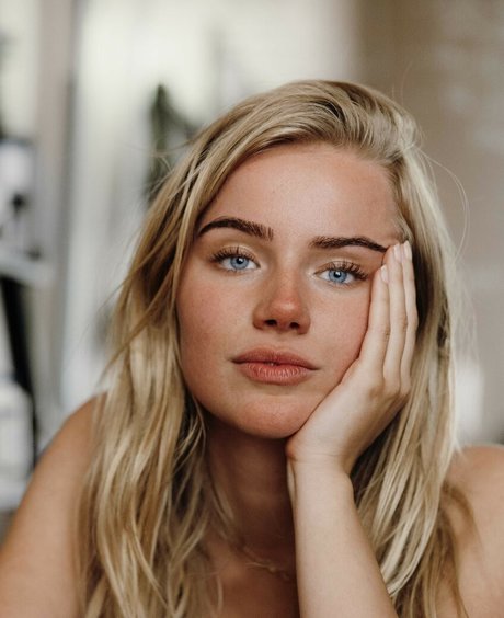 Eva Vlaardingerbroek only fans photos