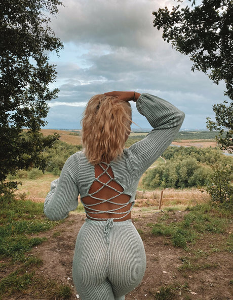 Apollonia Llewellyn naked only fans