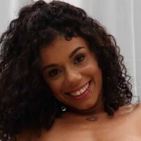 Mih Ninfetinha onlyfans strip