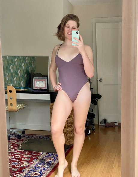 somelittlecrumbs onlyfans model photos