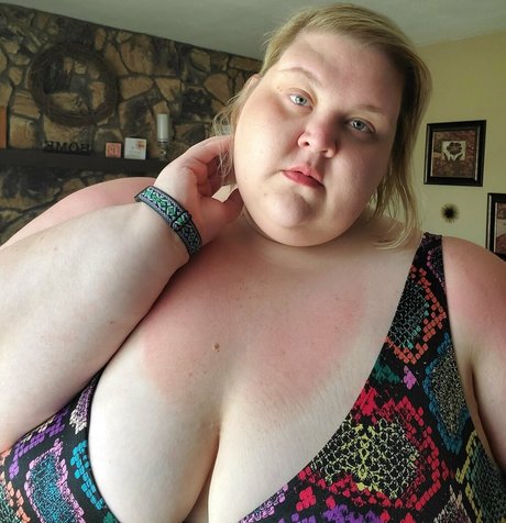 peachyg28 only fans naked