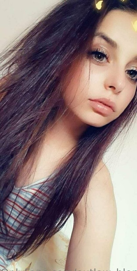 big tits skinny onlyfans top selfie