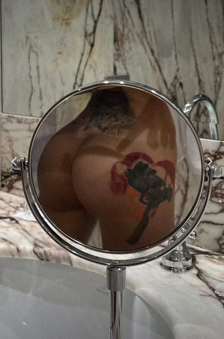 Elizabeth Definhy onlyfans strip tease