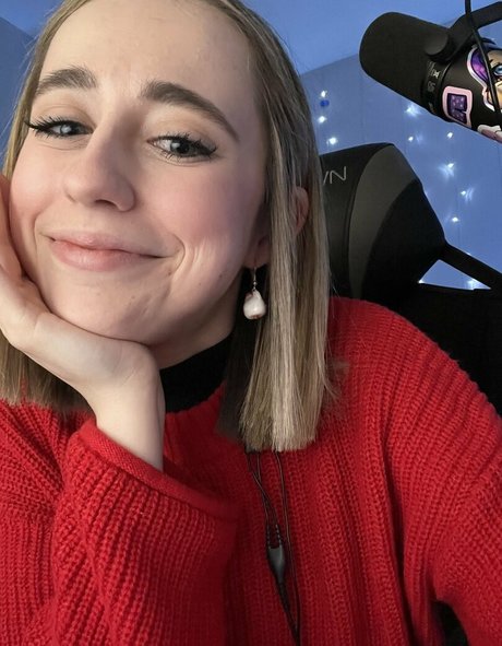 Atwentysomethingloser topless onlyfans