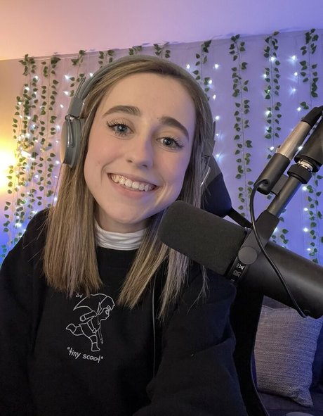 Atwentysomethingloser only fans nudes