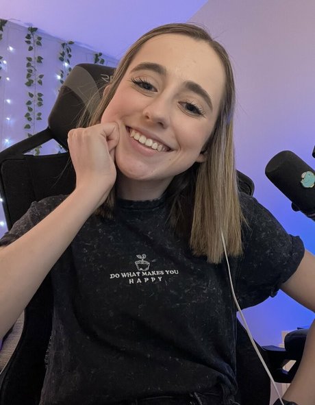 Atwentysomethingloser onlyfans leaked.