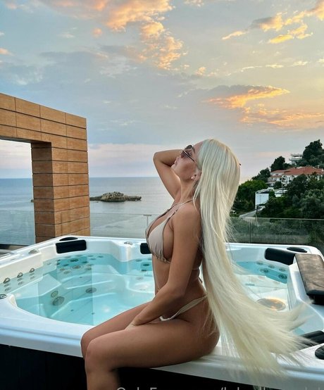 lolaellemodel onlyfans content