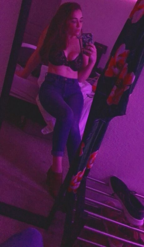 Emily Fox nsfw onlyfans