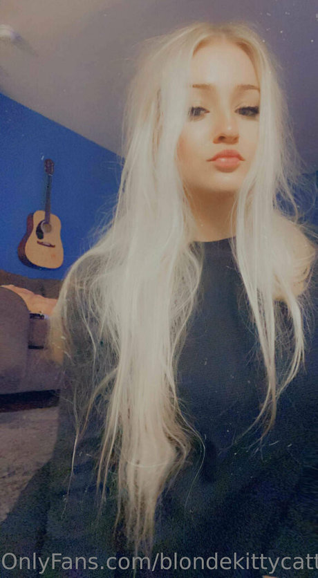blondekittycattt onlyfans striptease