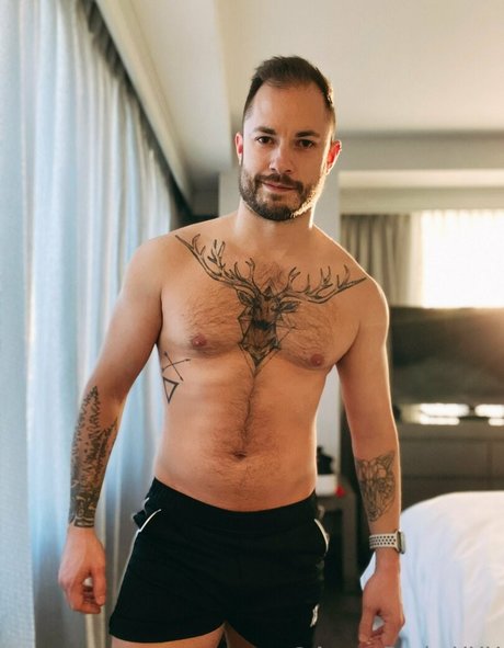 aaronburkexxx onlyfans desnuda