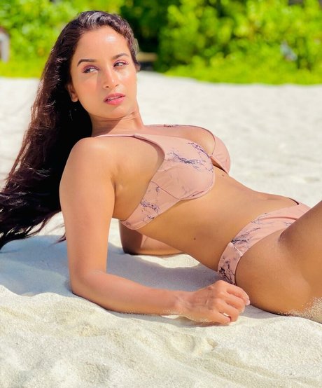 Pooja Bhalekar onlyfans strip