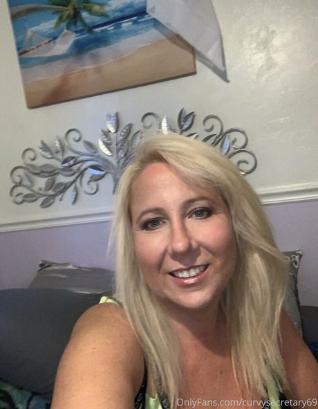 curvysecretary69 onlyfans public photos