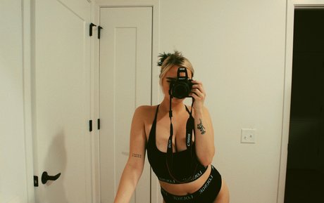 mollyomaliamollyomaliaaa only fans nudes