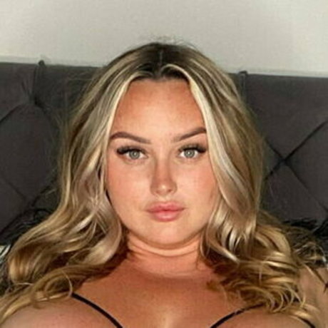 bustyhollyfree  gallery