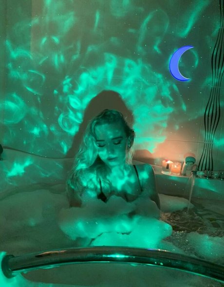 Desiree Mumm strip onlyfans