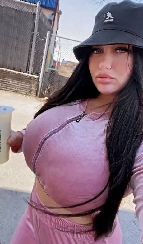 roxnour onlyfans nude pictures