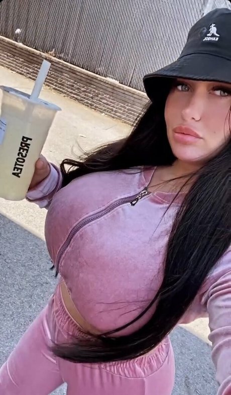 roxnour onlyfans xxx