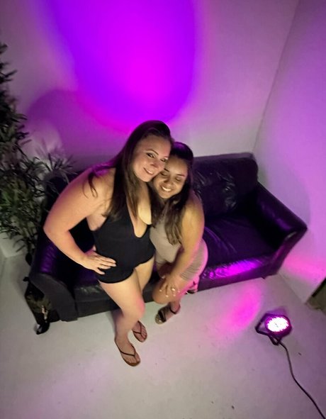 lesbian kissing onlyfans nudes glimpse