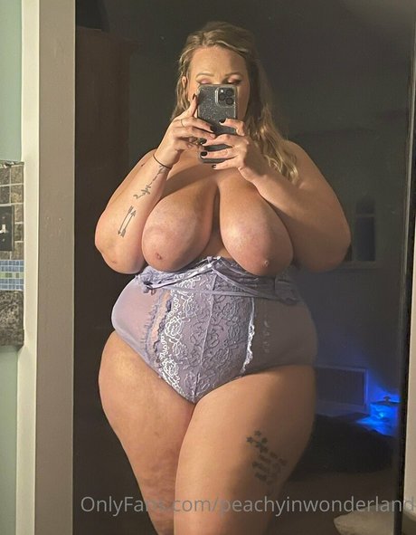 peachyinwonderland naked onlyfans pics