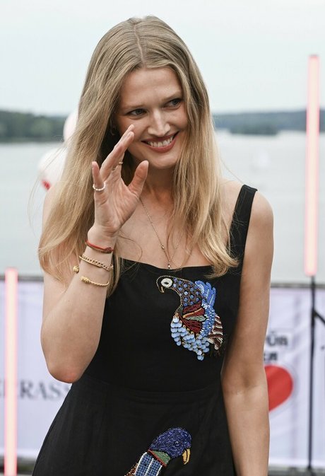 Toni Garrn topless onlyfans