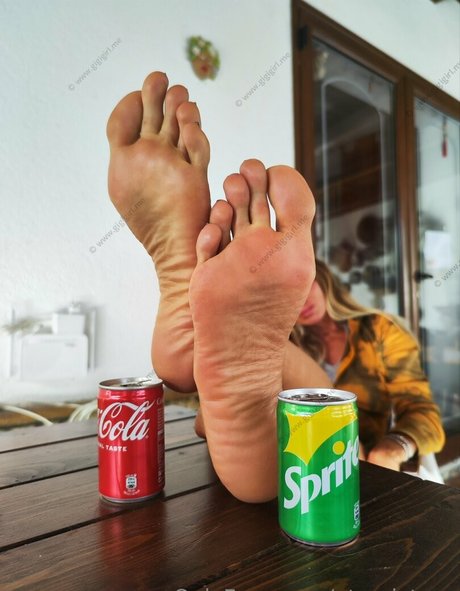 atomictoez onlyfans model