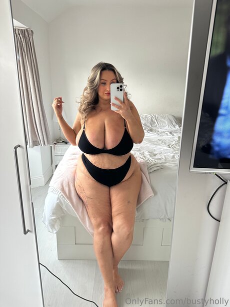 bustyholly leaked onlyfans pictures
