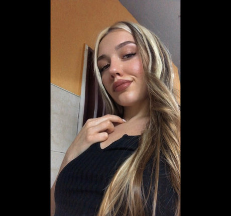 girlblondehot onlyfans public photos