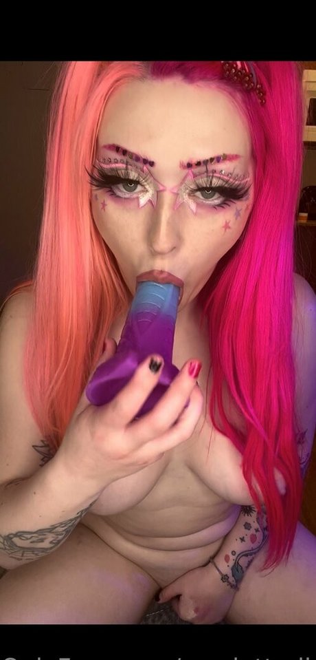 scarlettmiku onlyfans topless
