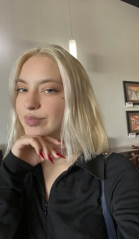 violets cabaret onlyfans star