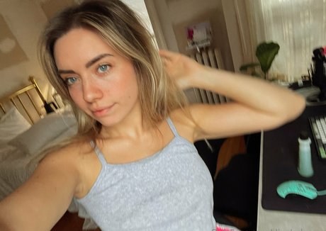 blonde babe onlyfans beautiful selfie