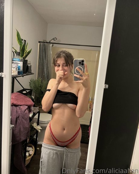 Alicia Allen onlyfans boobs