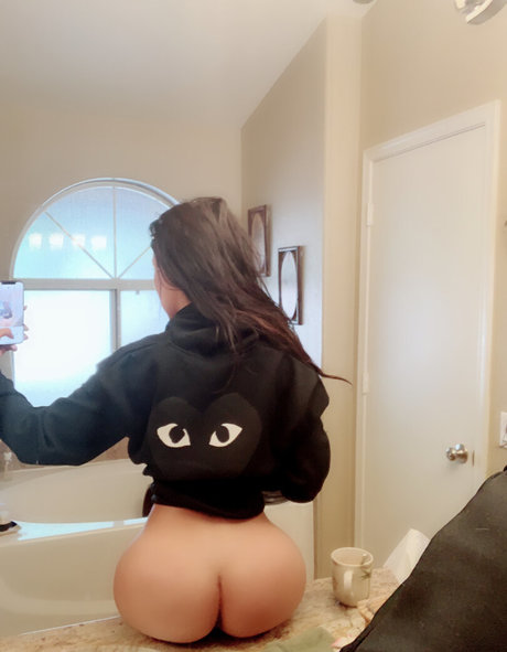 Amia Miley onlyfans public photos