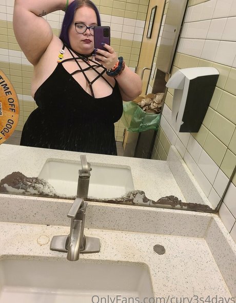 curv3s4days onlyfans model photos