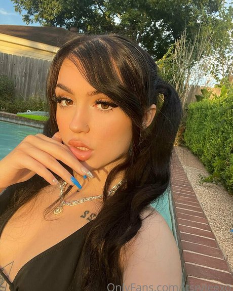 itsazaleaxo onlyfans creator