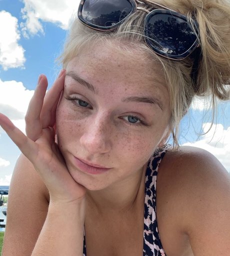 Hannah Alyssa Woods onlyfans leak ass