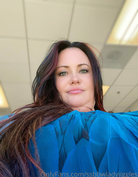 ssbbwladyjiggles onlyfans strip tease