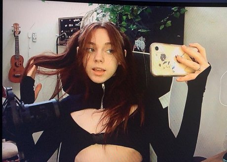 Rosiemx x onlyfans leaked.