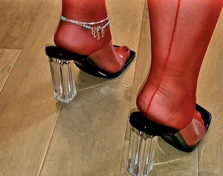 pretty littletoes22 onlyfans leaks.