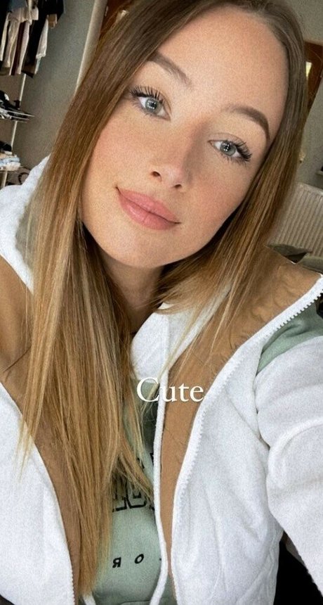 lizzzyfox onlyfans topless