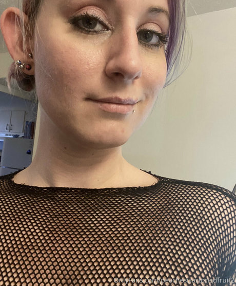 peachesisastonedfruit2 onlyfans nude pictures