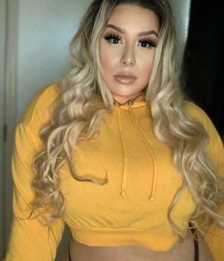 Blondiemami only fans photos