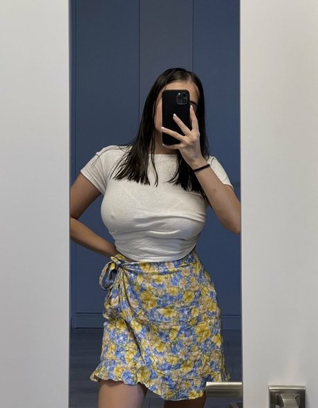 Kamilla Karieva onlyfans striptease