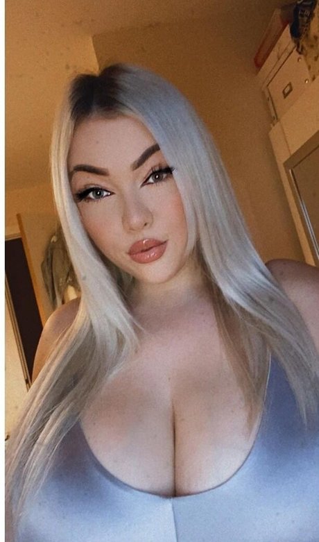 Kendall Rowan onlyfans striptease