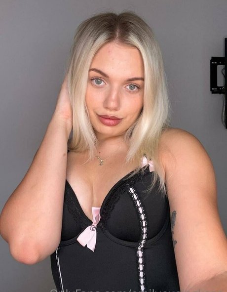 emilyevejackson onlyfans tits