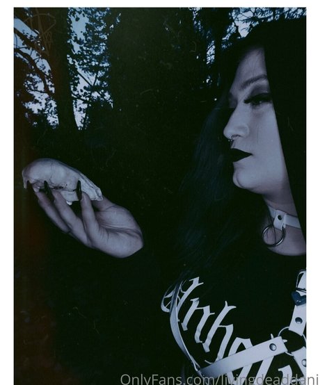 livingdeaddani onlyfans nude