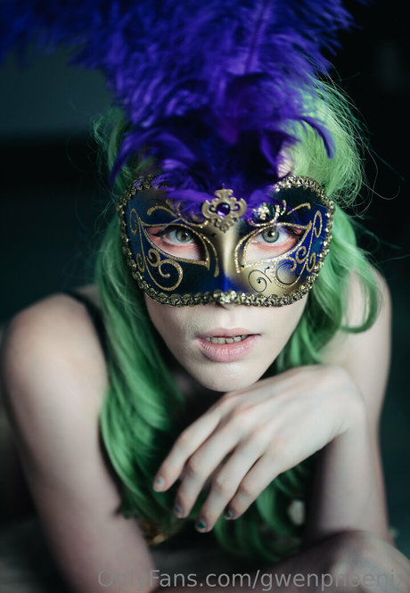gwenphoenix onlyfans striptease